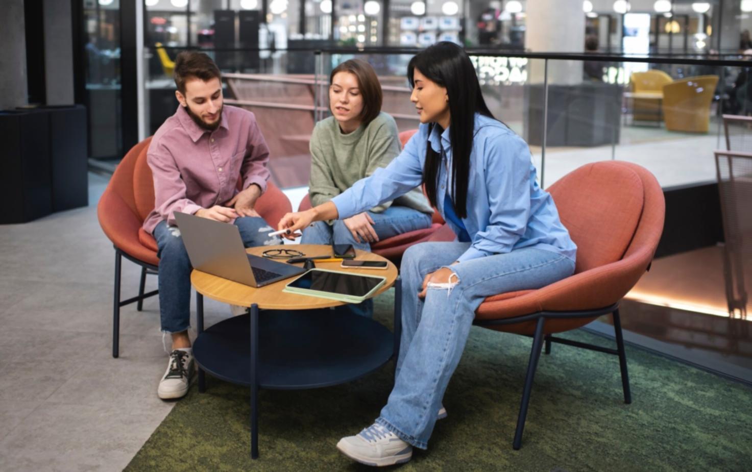 Estudiantes aplicando métodos de control financiero