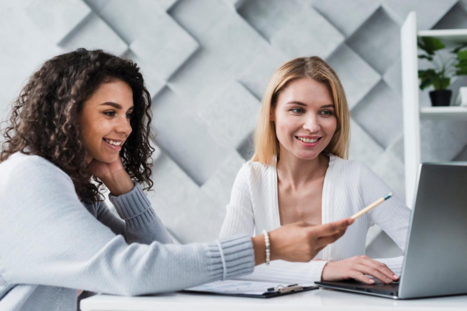 Profesionales trabajando en análisis financiero y control de responsabilidad fiscal